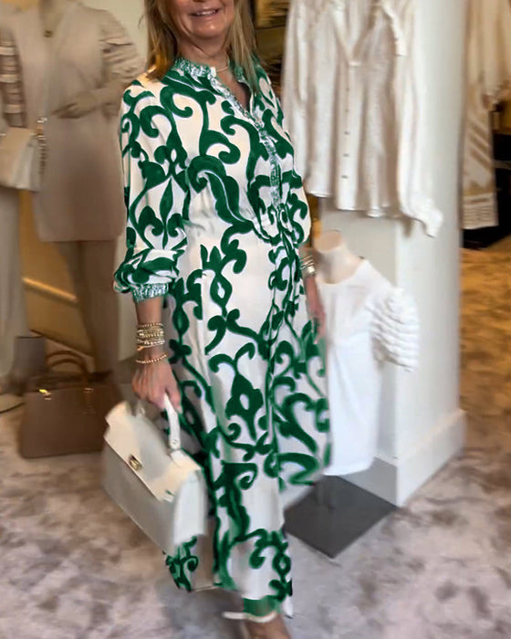 Lös klänning med tryck och V-ringning