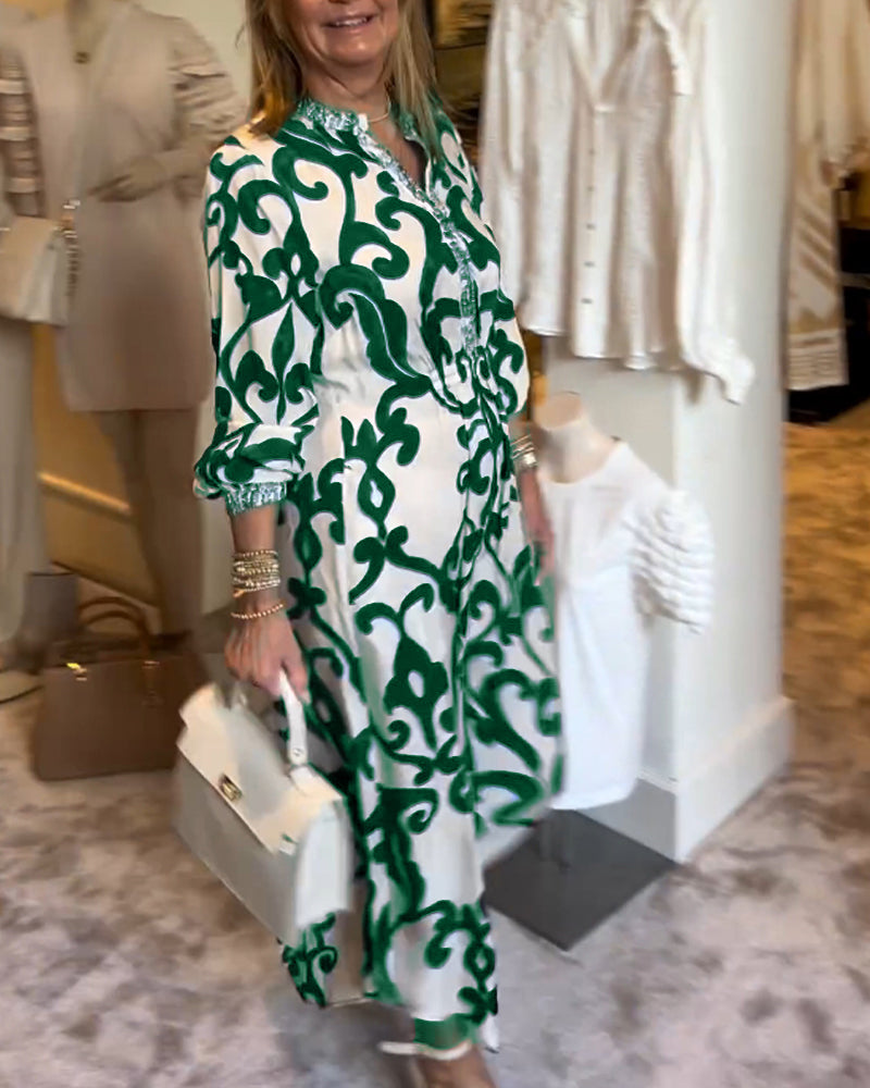 Lös klänning med tryck och V-ringning