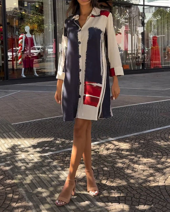 Klänning med lapels, tryck och slitsar