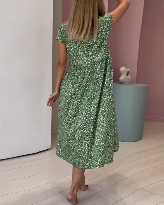 Kortärmad klänning med V-ringning och tryck