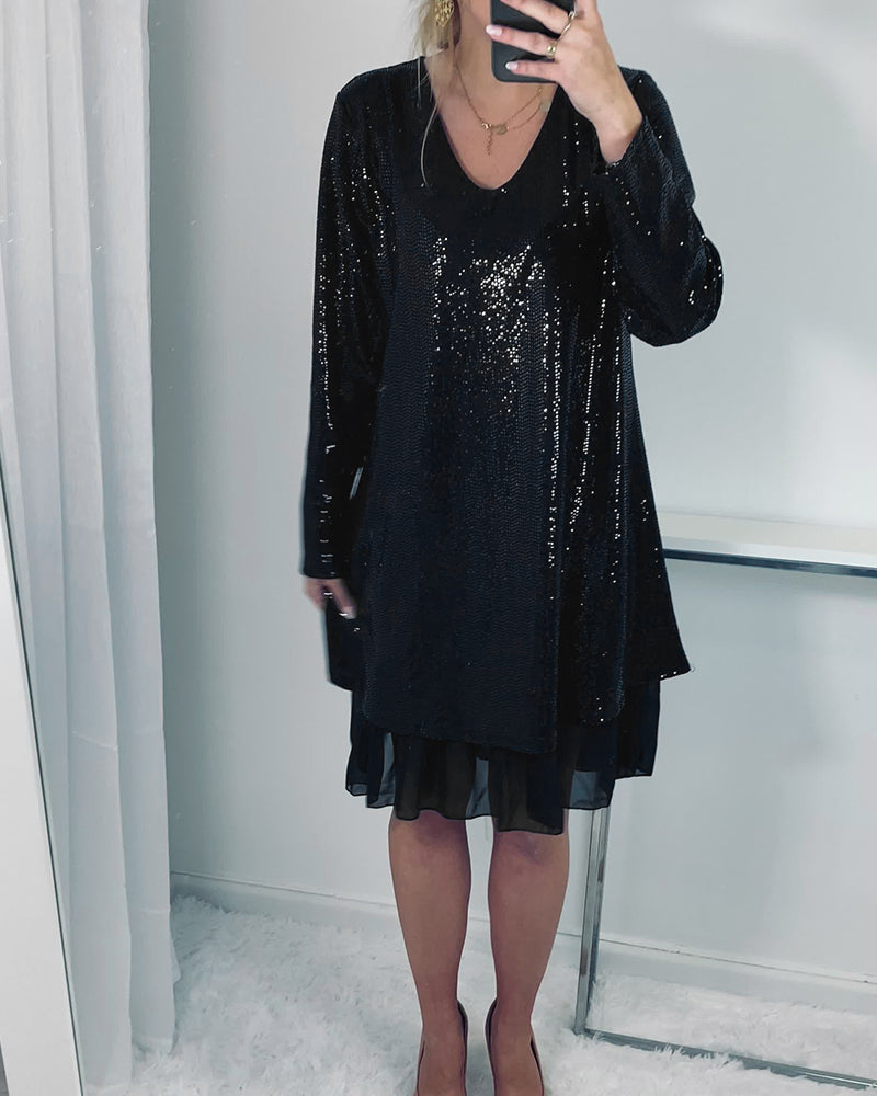 Elegant lös klänning med långa ärmar