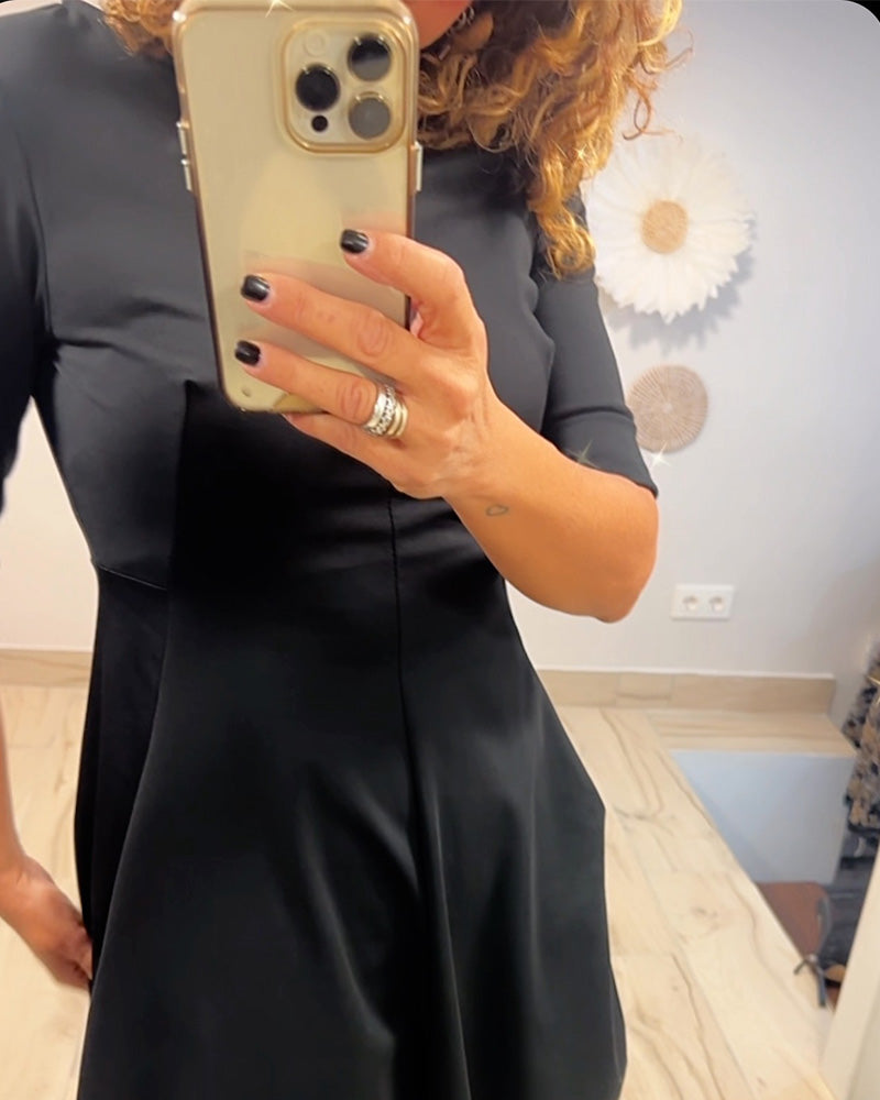 Enfärgad klänning med ficka