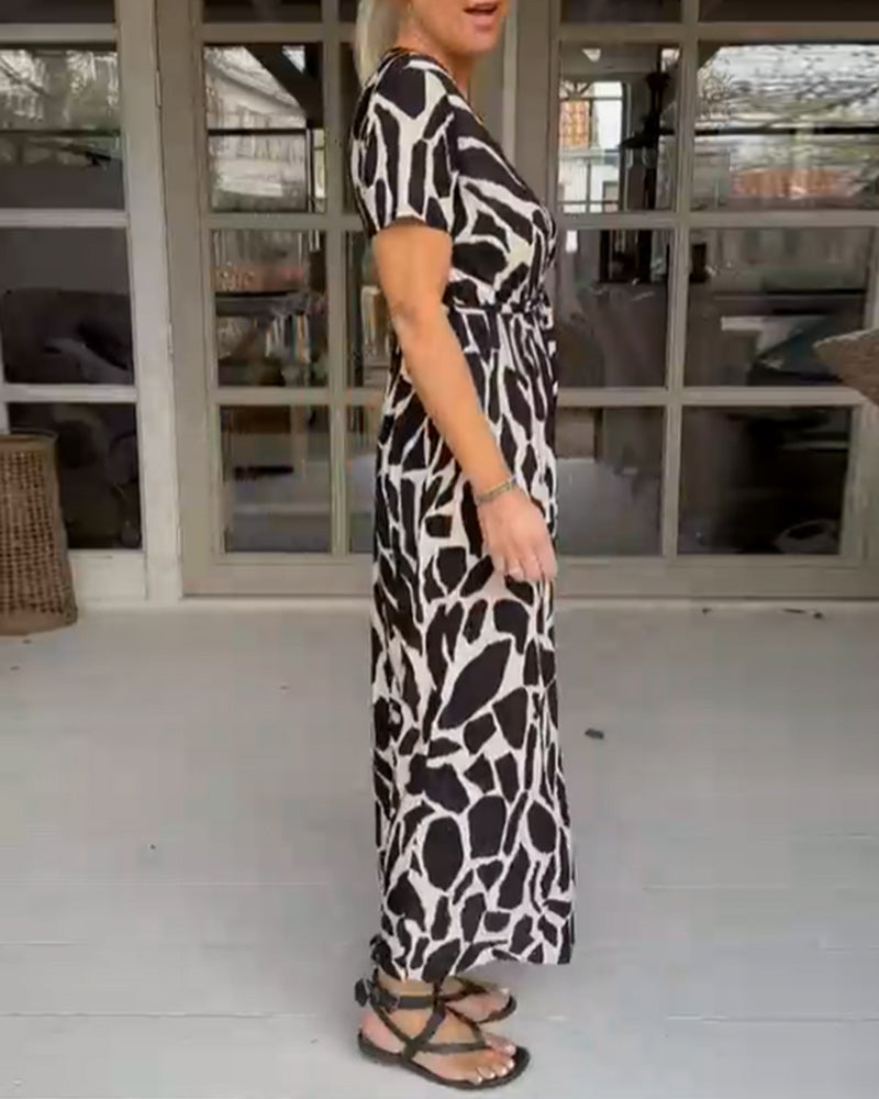 Kortärmad klänning med v-ringning