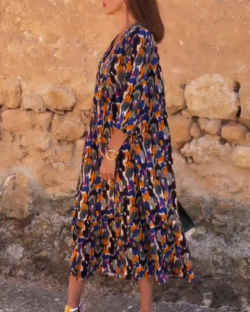 Klänning med retrotryck och v-ringning