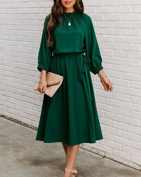 Elegant enfärgad klänning med rund hals