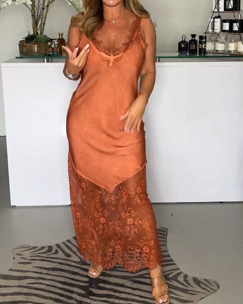 Enfärgad hängselklänning med spets