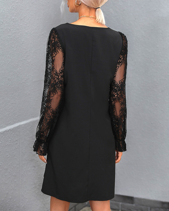 Enfärgad klänning med v-ringad spetsärm