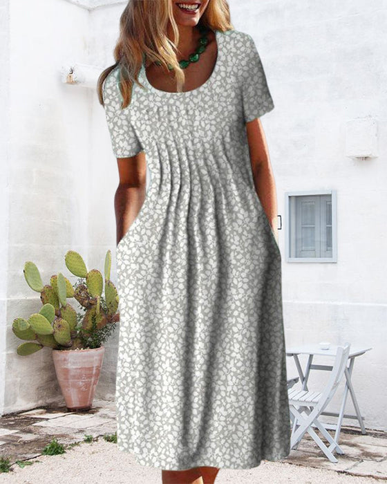 Kortärmad klänning med lövtryck