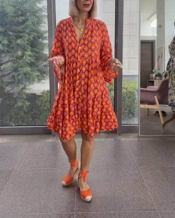 Klänning med V-ringning och elegant stil och tryck