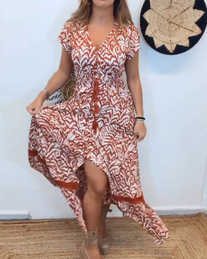 Kortärmad elegant klänning med V-ringad tryck