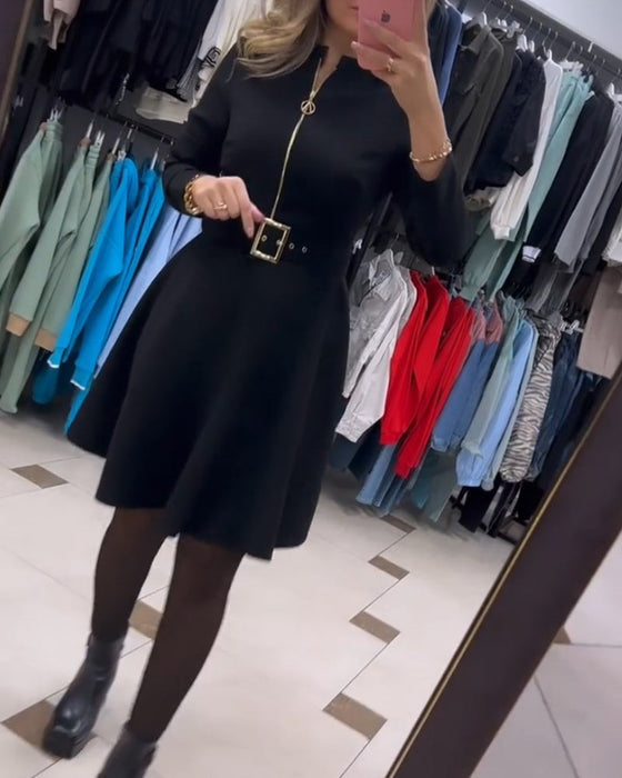 Enkel enfärgad klänning med dragkedja