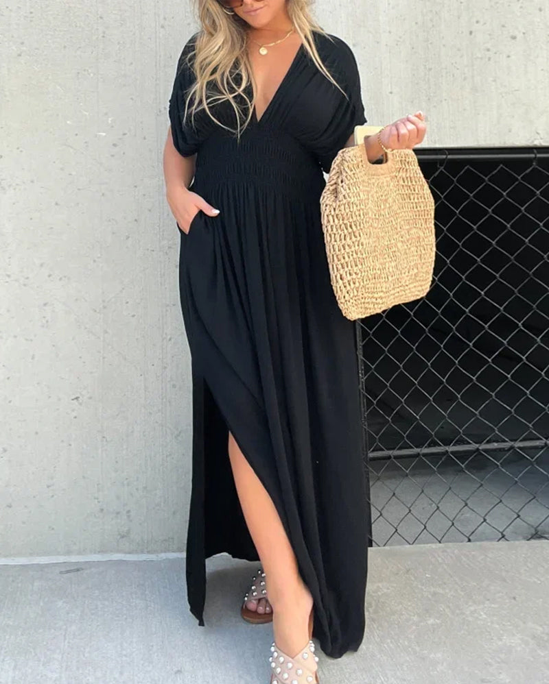 Klänning med djup V-splits och fickor