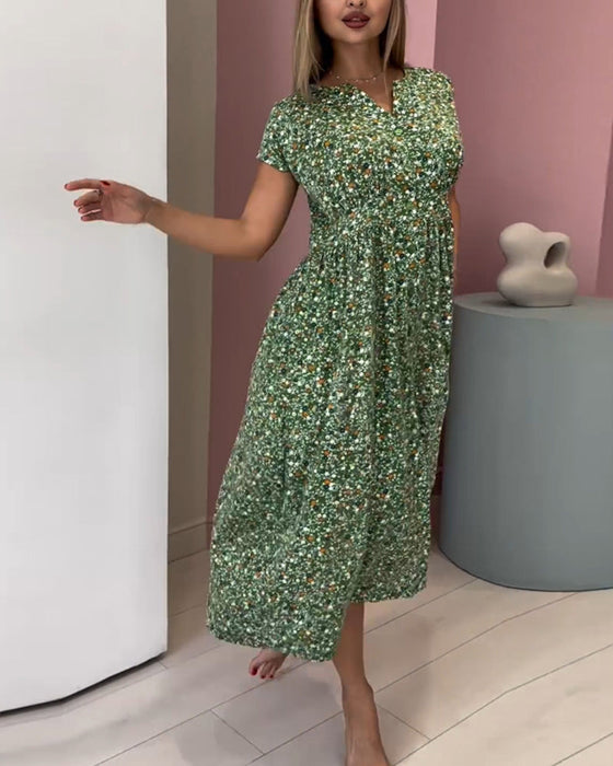 Kortärmad klänning med V-ringning och tryck