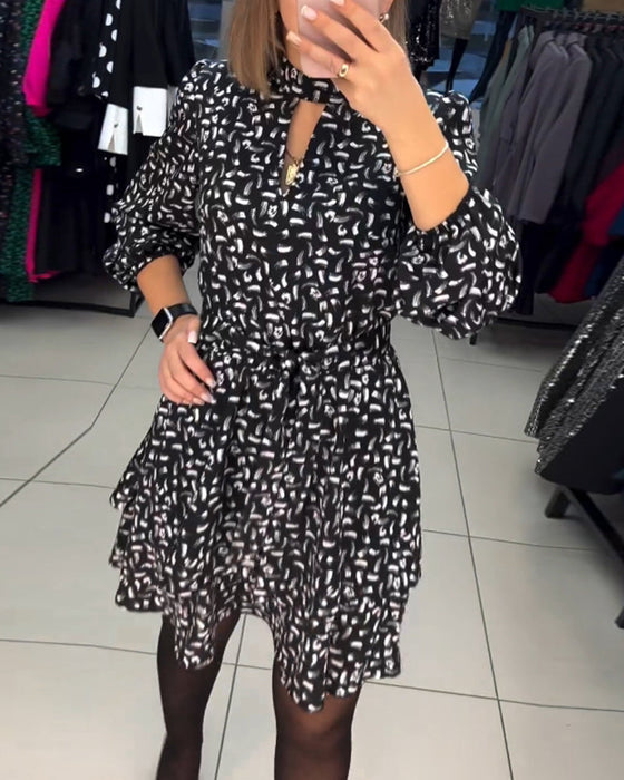 Elegant klänning med tryck och utskärning