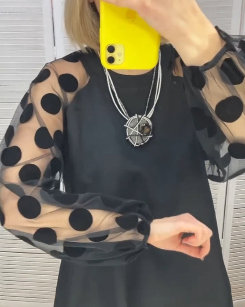 Klänning med elegant stil och prickmönster