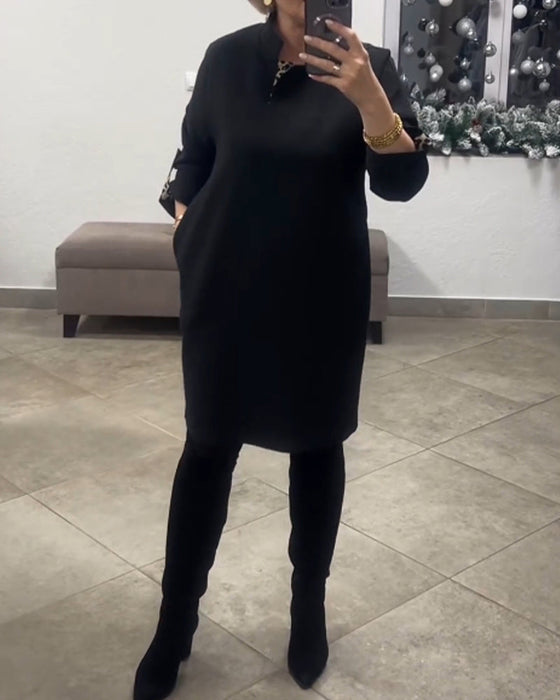 Enfärgad klänning med stående krage