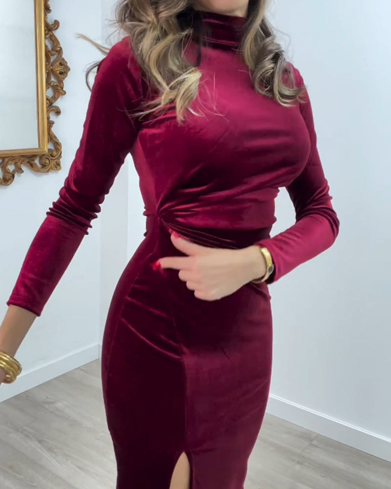 Elegant sammetsklänning med slits i sidan