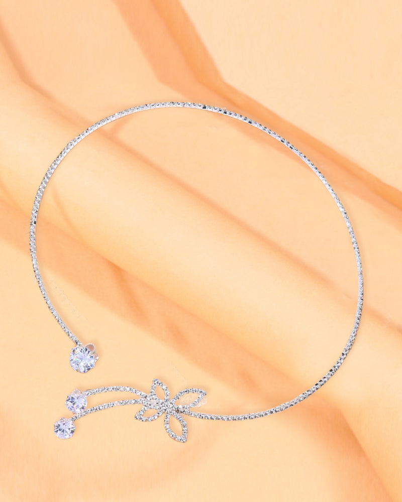 Halsband med fjäril