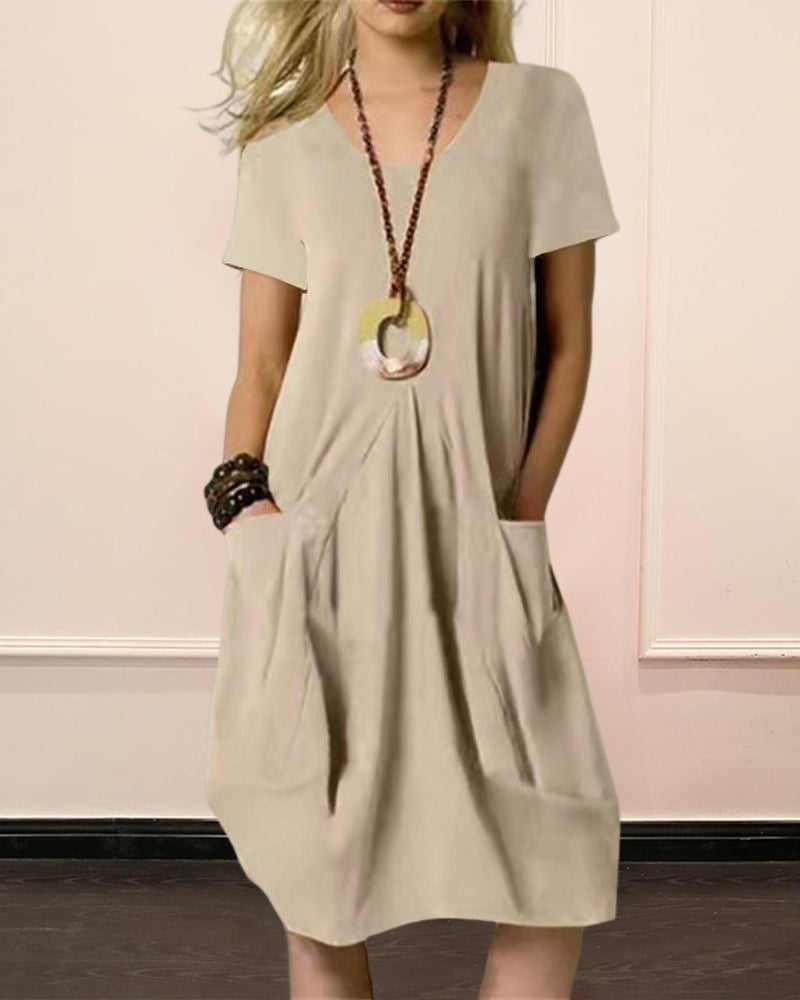 Enfärgad kortärmad klänning med rund hals