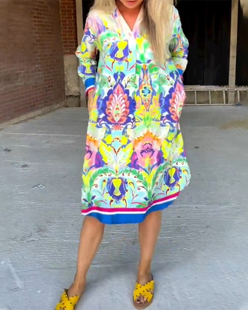 Lös Klänning med tryck och V-ringning