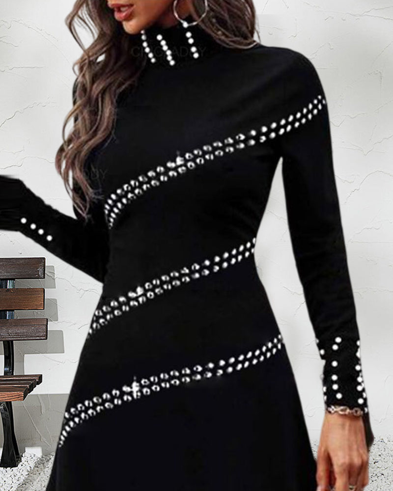 Enfärgad långärmad klänning med pärlor
