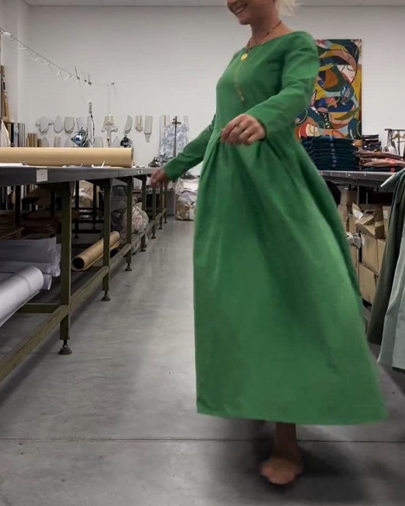 Enfärgad klänning med rund hals