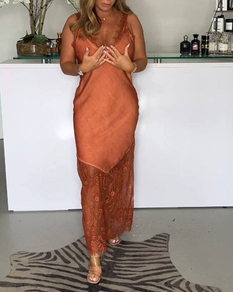 Enfärgad hängselklänning med spets