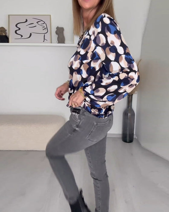 Elegant blus med axelband och tryck