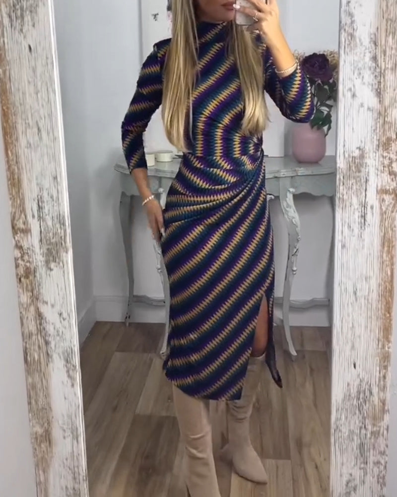 Sexig klänning med randig och hög hals