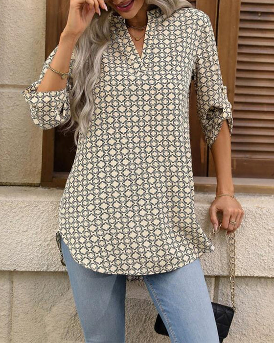 Geometriskt tryckt v-ringad blus