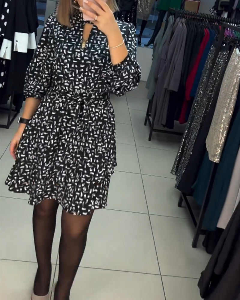 Elegant klänning med tryck och utskärning