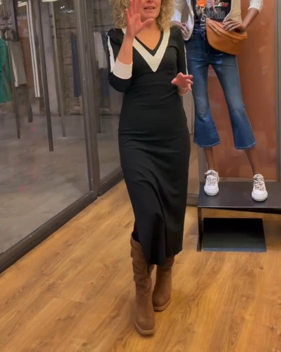 Klänning med V-ringning och 3/4-ärmar