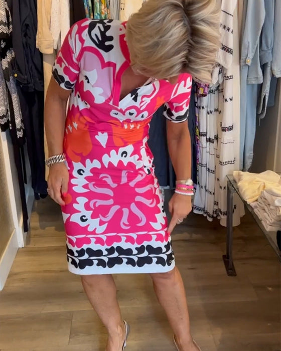 Kortärmad v-ringad klänning med tryck