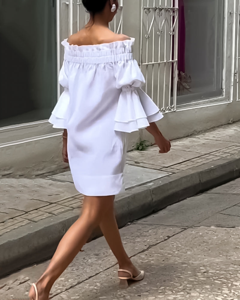 Klänning med utsvängd ärm och en axel