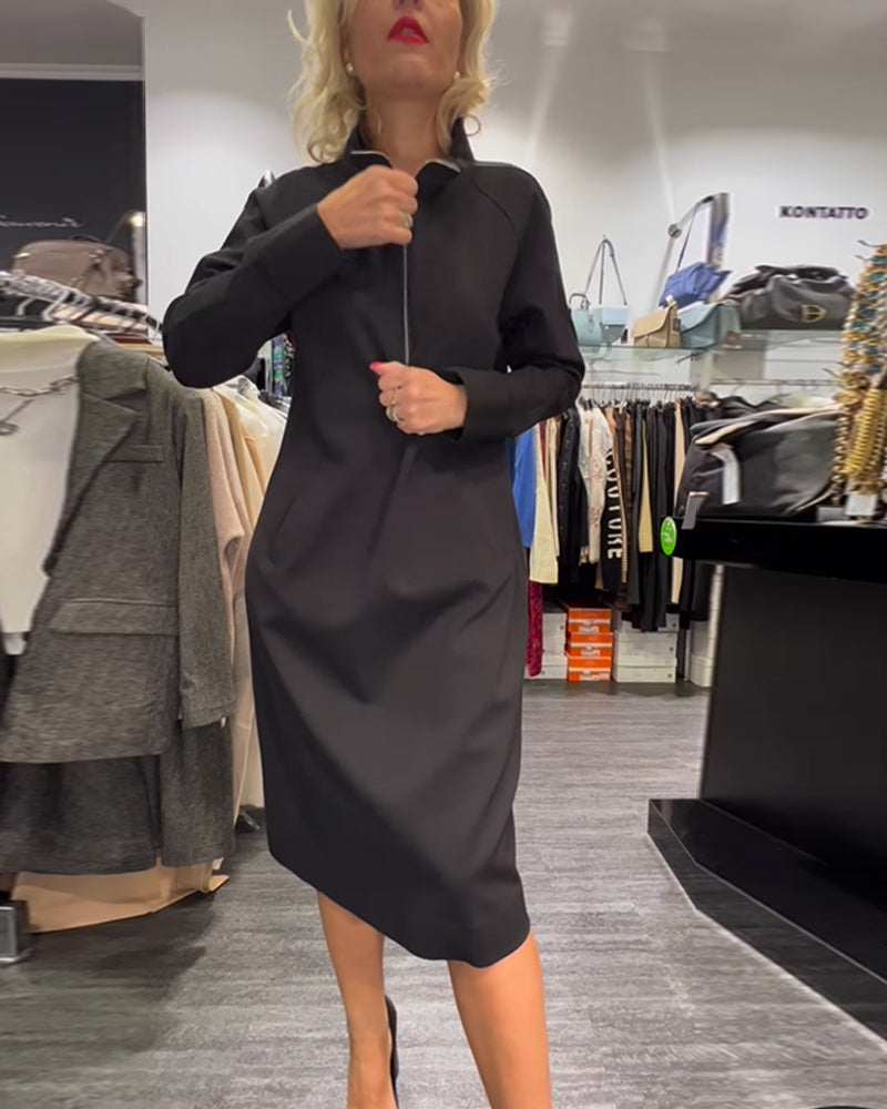 Enfärgad klänning med dragkedja och hög krage