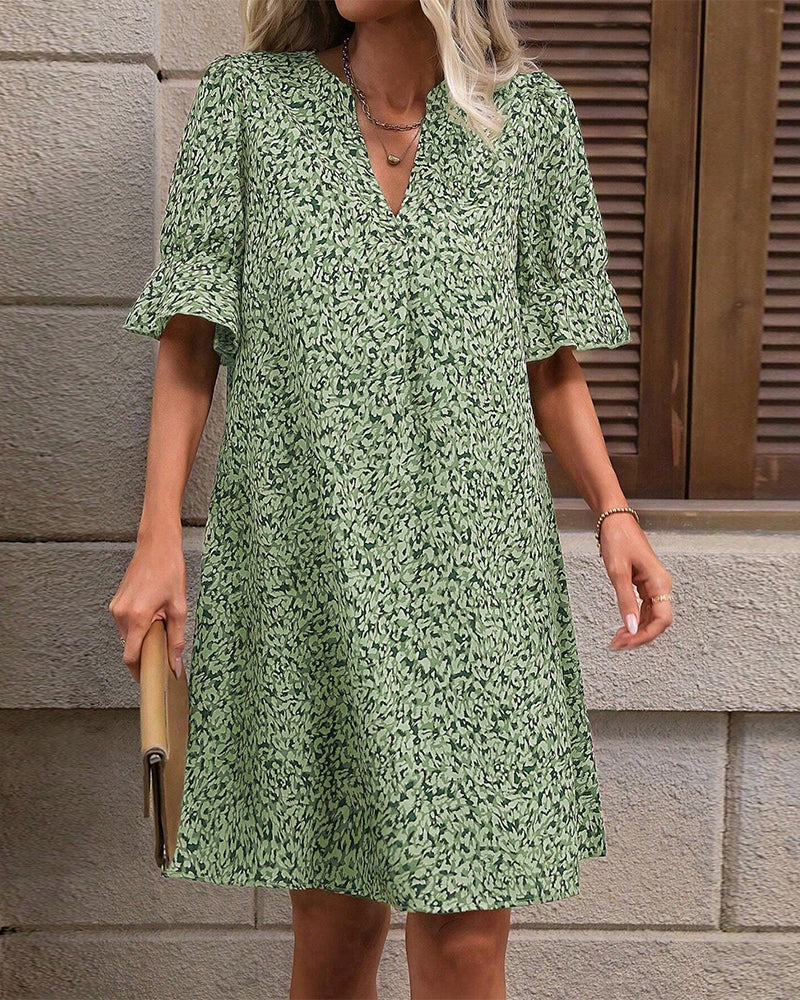 Elegant V-ringad klänning med tryck