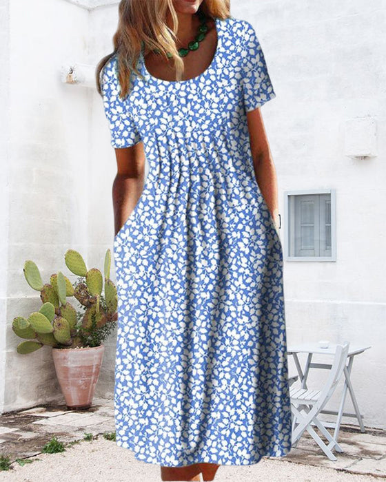 Kortärmad klänning med lövtryck