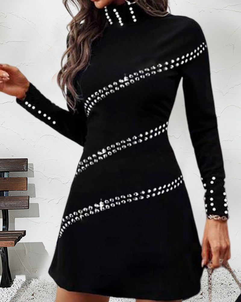 Enfärgad långärmad klänning med pärlor