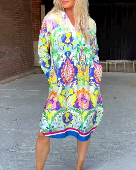 Lös Klänning med tryck och V-ringning