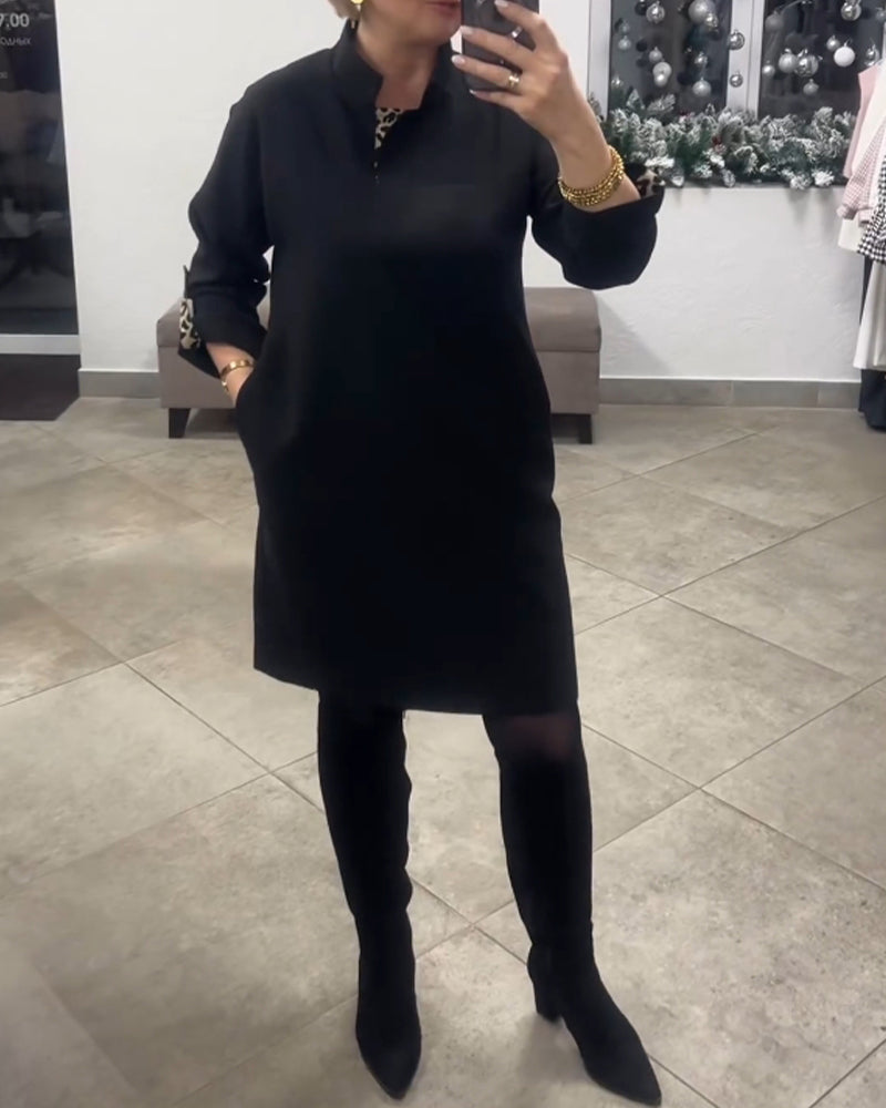 Enfärgad klänning med stående krage