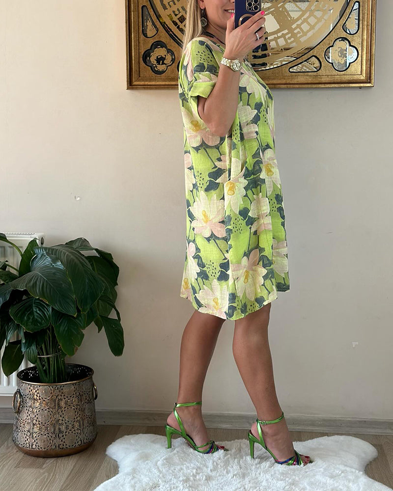 Klänning med blommönster och rund halsringning