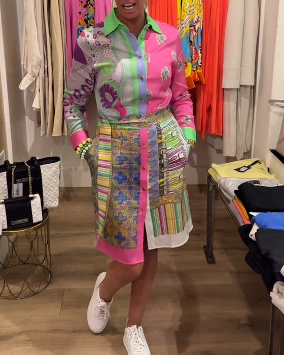 Färgglad klänning med slits