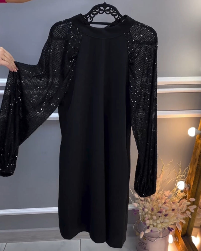 Enfärgad klänning med patchworkärmar