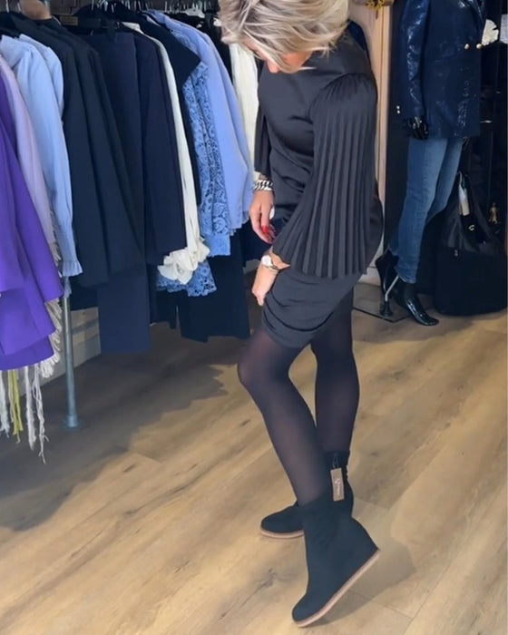 Klänning med klockärmar och rund hals