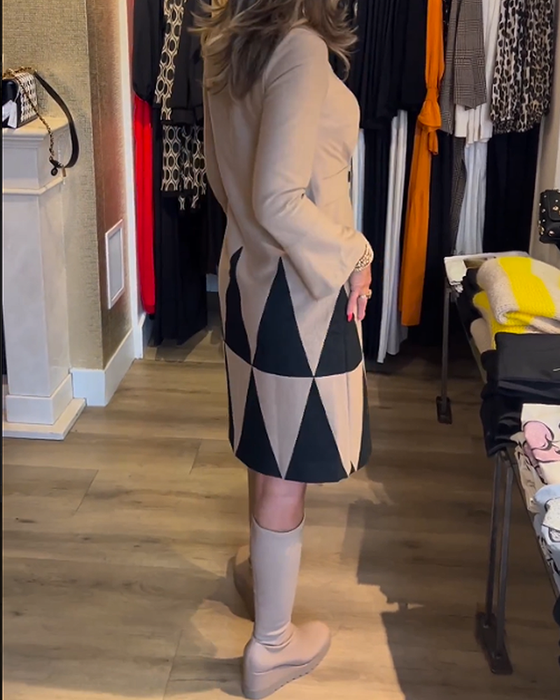 Elegant klänning med geometriskt tryck