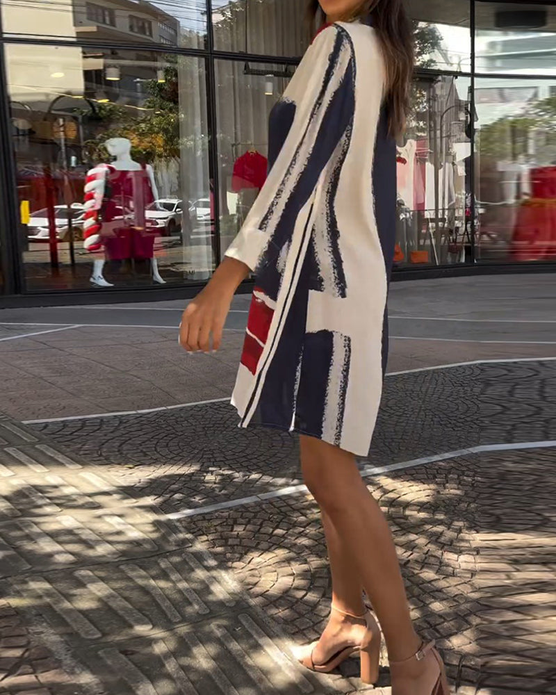 Klänning med lapels, tryck och slitsar