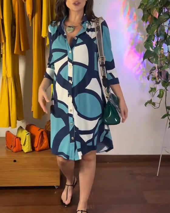 Långarmad mönstrad klänning med knappar