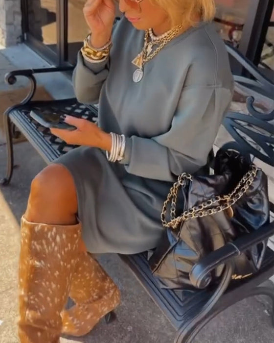 Enfärgad elegant klänning med rund hals