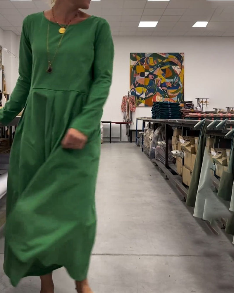 Enfärgad klänning med rund hals