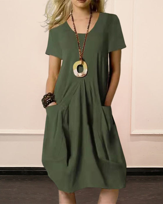 Enfärgad kortärmad klänning med rund hals